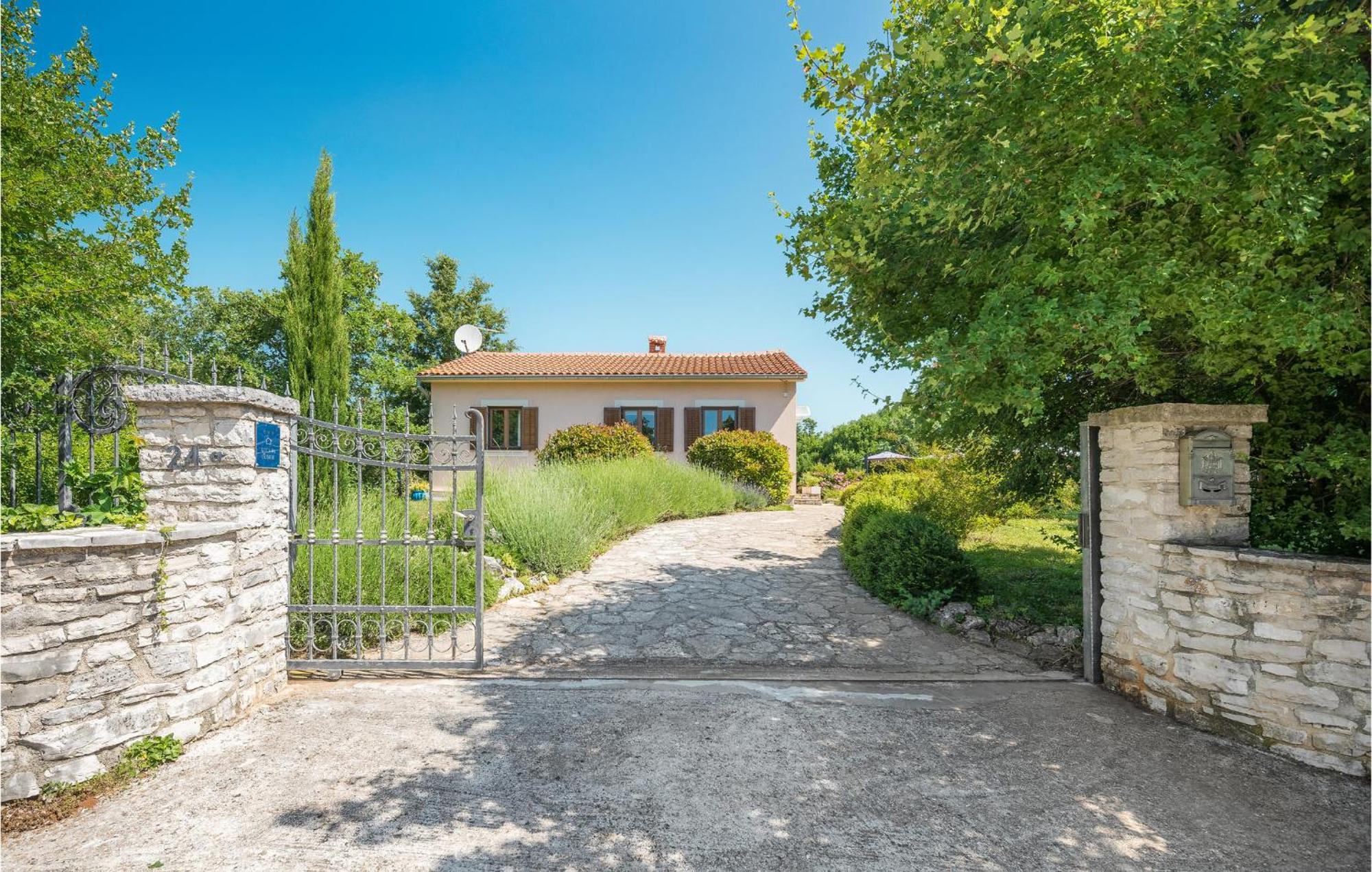 Beautiful Home In Bale With Kitchen Eksteriør bilde