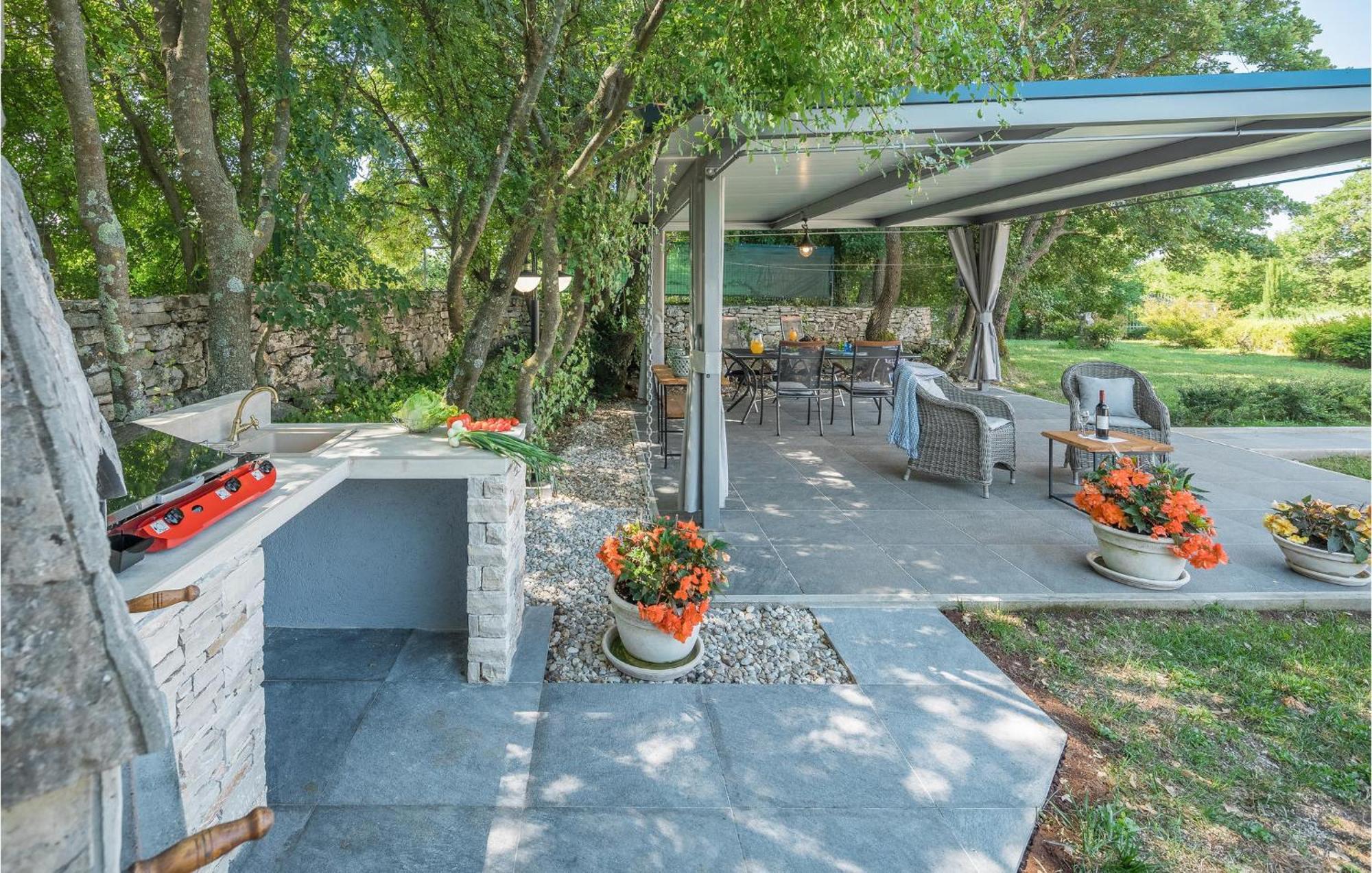 Beautiful Home In Bale With Kitchen Eksteriør bilde