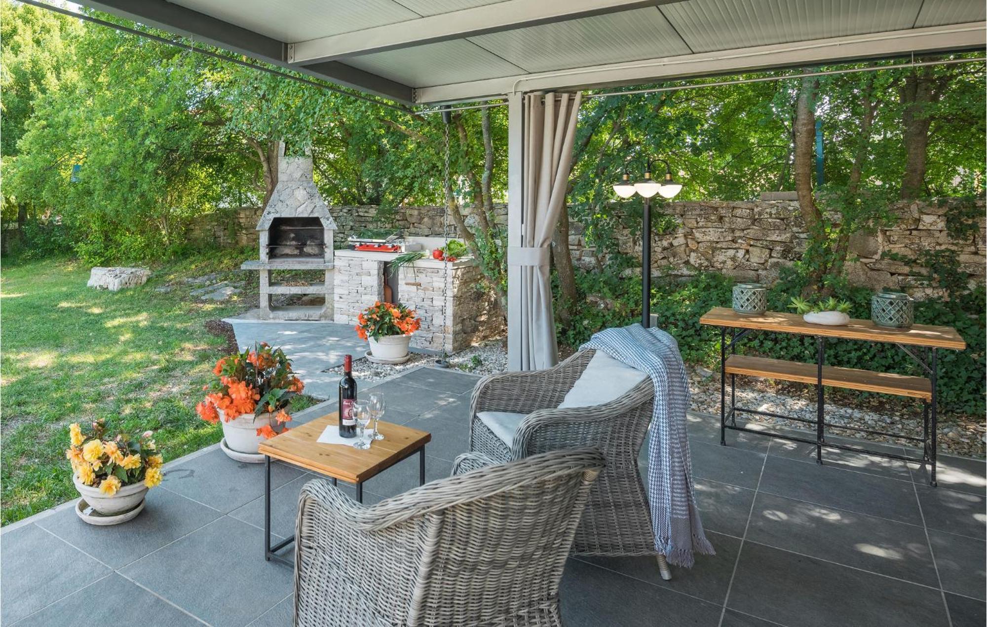 Beautiful Home In Bale With Kitchen Eksteriør bilde